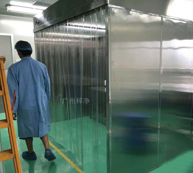 凈化層流罩適合用于從10.000級到10級的各種潔凈室,并可組裝成超凈生產(chǎn)線 凈化層流罩適合用于從10.000級到10級的各種潔凈室,并可組裝成超凈生產(chǎn)線